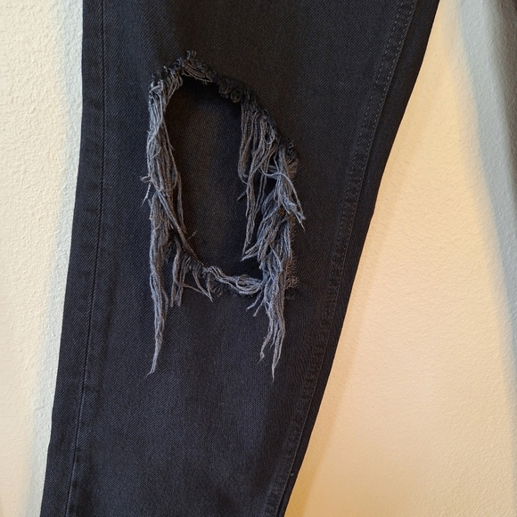 NWOT We The Free Maggie Cropped Jeans. Button fly. Distressed.  Womens size 26 - Picture 4 of 8